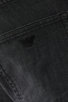 بنطال جينز دينم بشعار الماركة بتصميم صغير